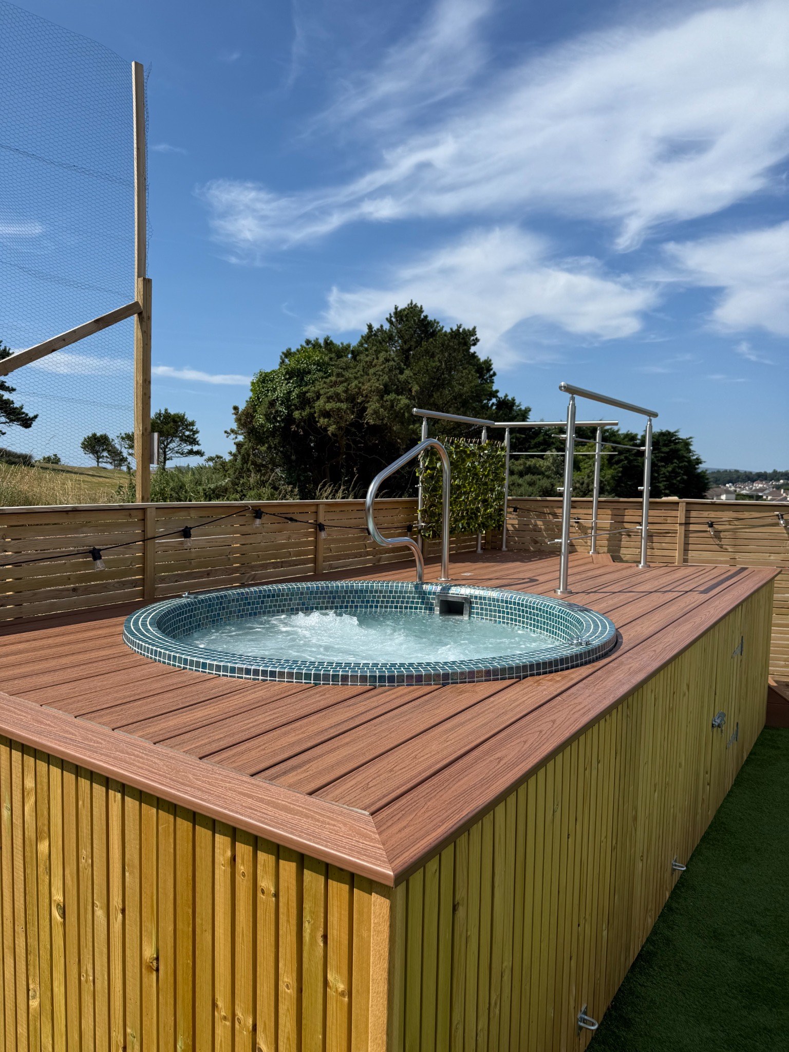Hydrotherapy jacuzzi in the Reset Garden